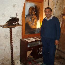 Diego Zeni all'entrata del suo museo